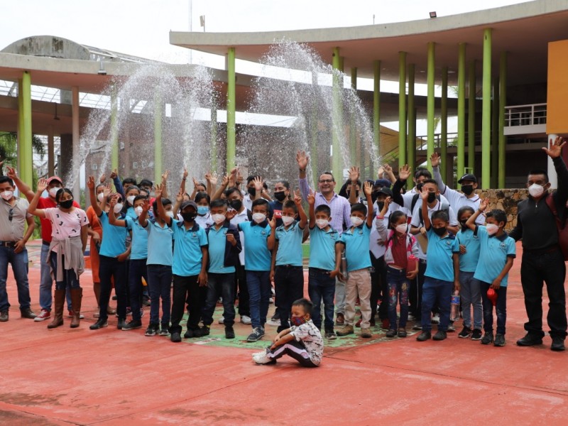 Escuelas de escasos recursos visitan Sbeel Dinosaurios del ICTI