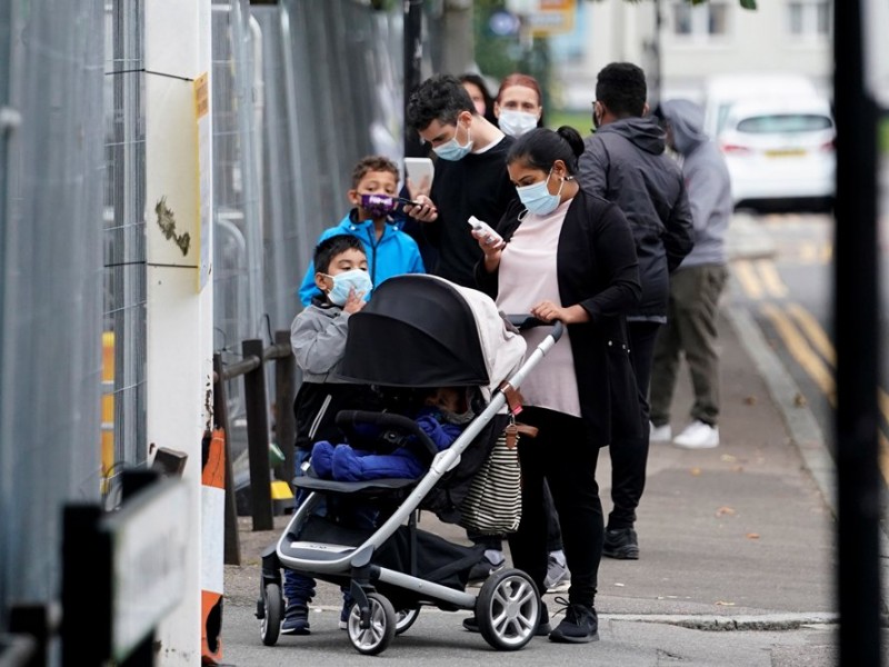 Escuelas de Inglaterra reabren sus puertas