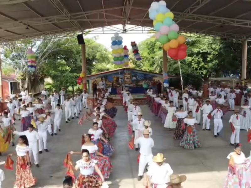 Escuelas de Zihuatanejo inculcan tradición y amor por Guerrero