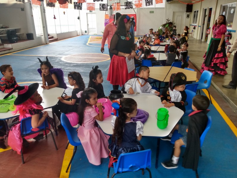 Escuelas públicas y privadas preservan tradiciones