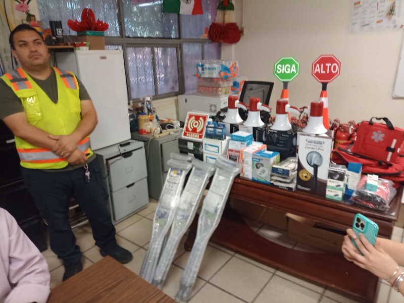 Escuelas secundarias reciben material y capacitación en Protección Civil