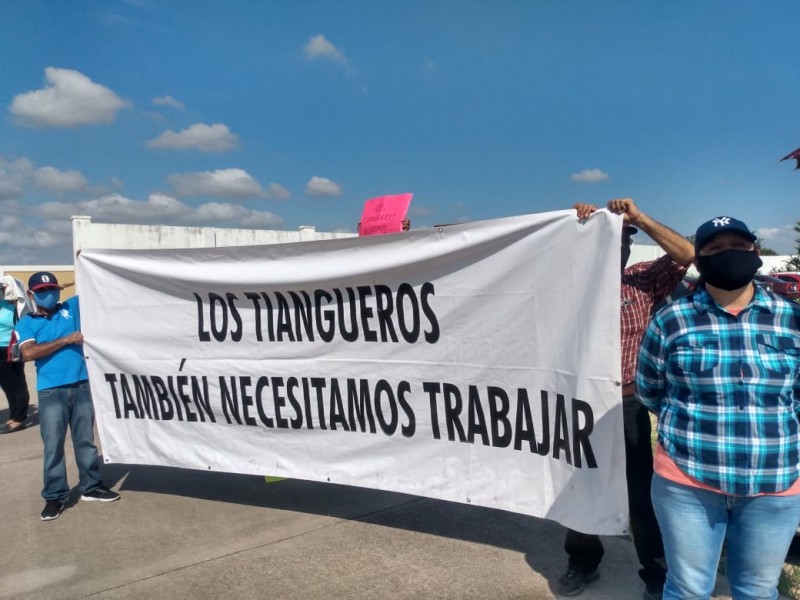 Escuelas sí, y tianguis no, incongruente, reprochan tiangueros