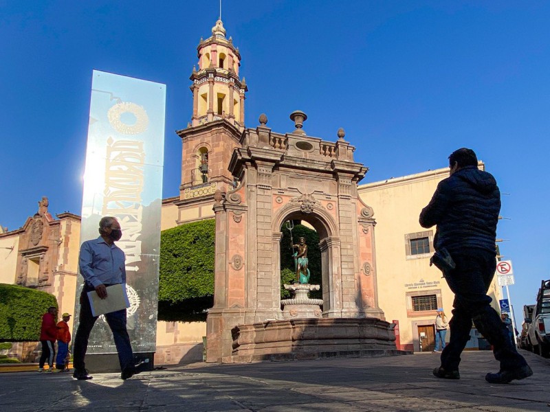 Escultura de Neptuno es recolocada en su fuente