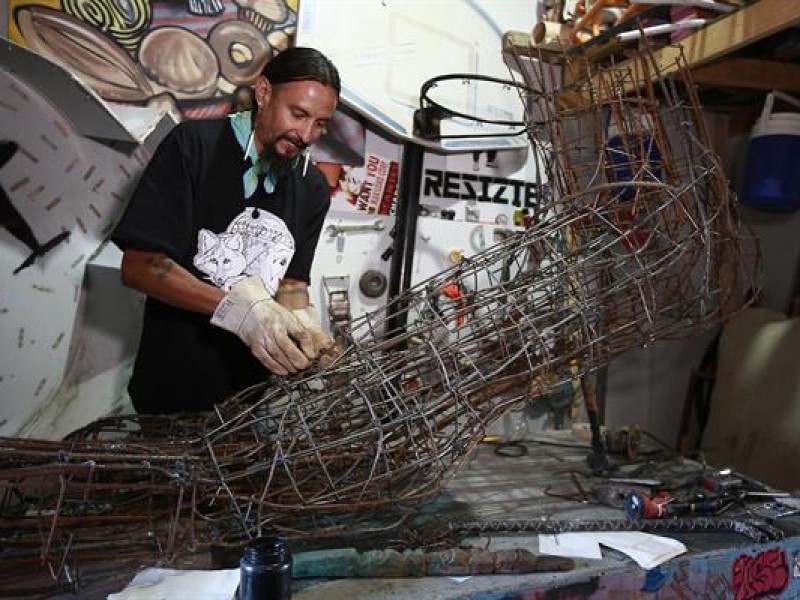 Escultura hecha del muro fronterizo honra a migrantes en México