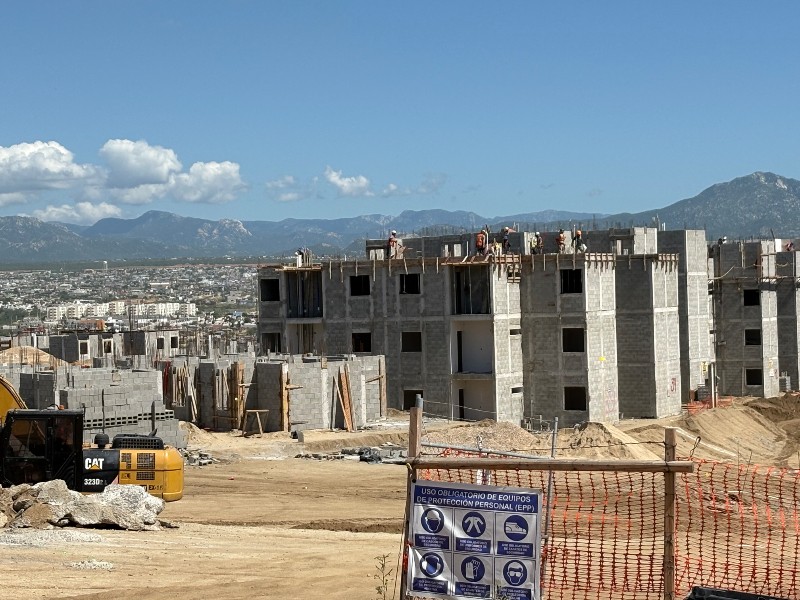 Escurrimientos atraviesan viviendas de programa federal en Los Cabos