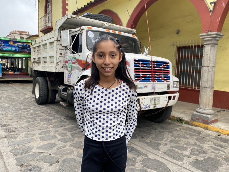 ¡Eso pequeña! Con 12 años, Kimberly maneja camiones de carga