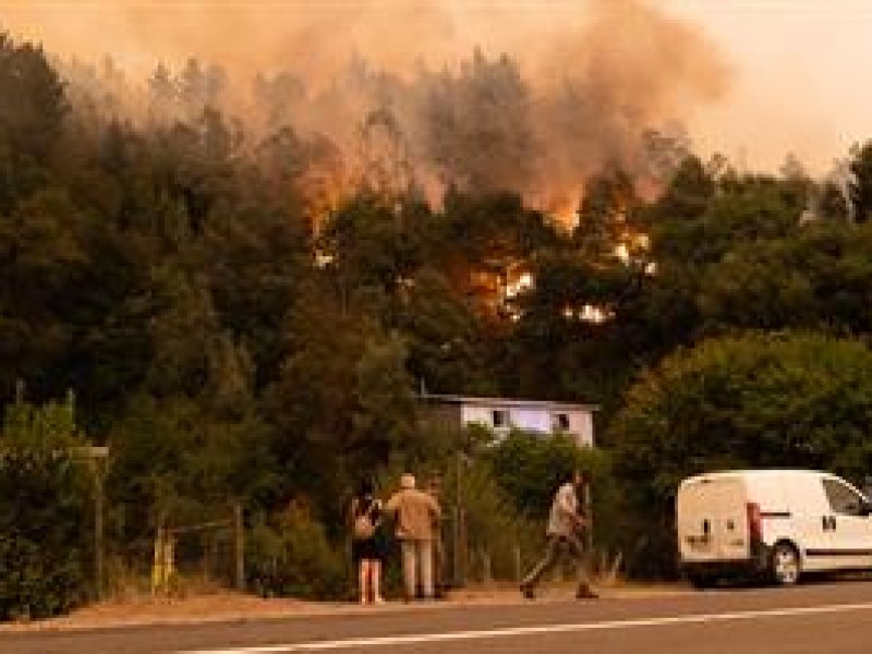 España envía personal para combatir incendio en Chile