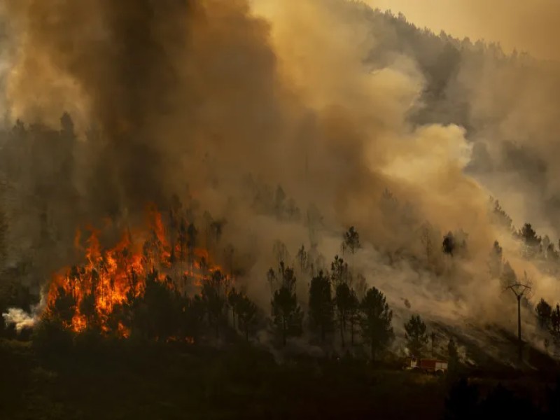 España evacua a más de mil personas por incendios forestales