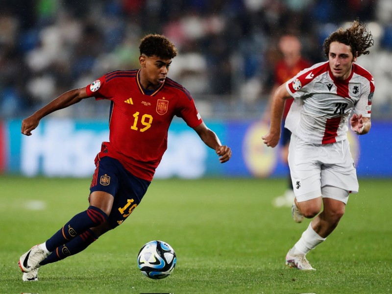 España golea en debut de Lamine Yamal, de 16 años