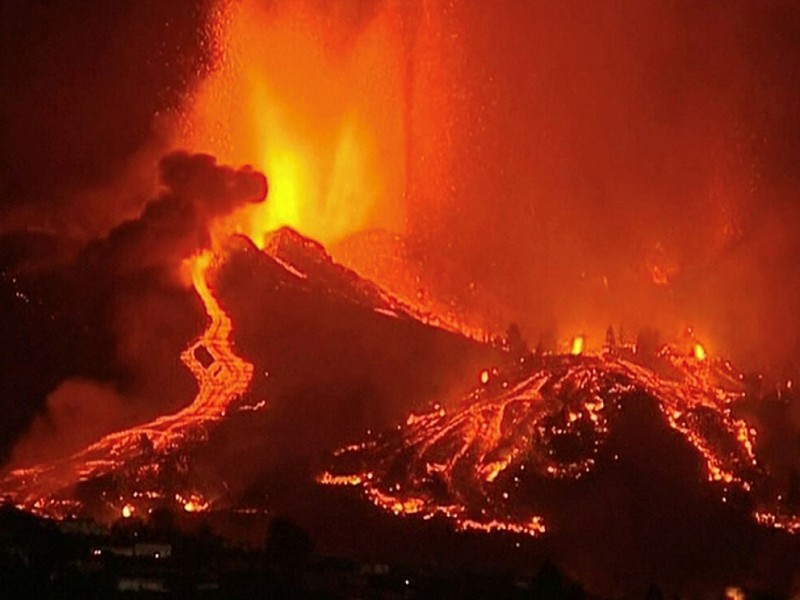 España: Más de 5 mil evacuados por erupción de Volcán