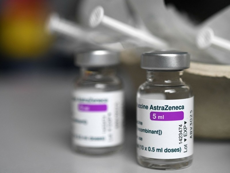 España pausa por quince días vacunación con dosis de AstraZeneca