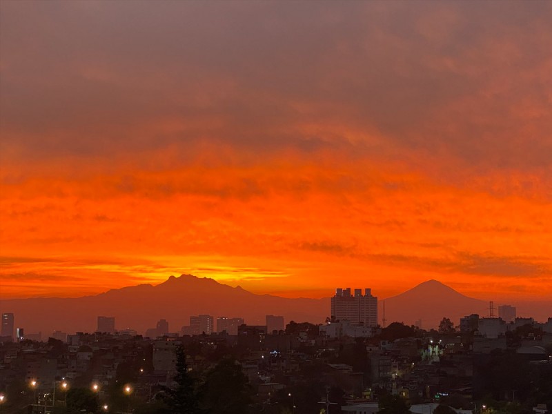 Espectacular amanecer sorprende a la CDMX