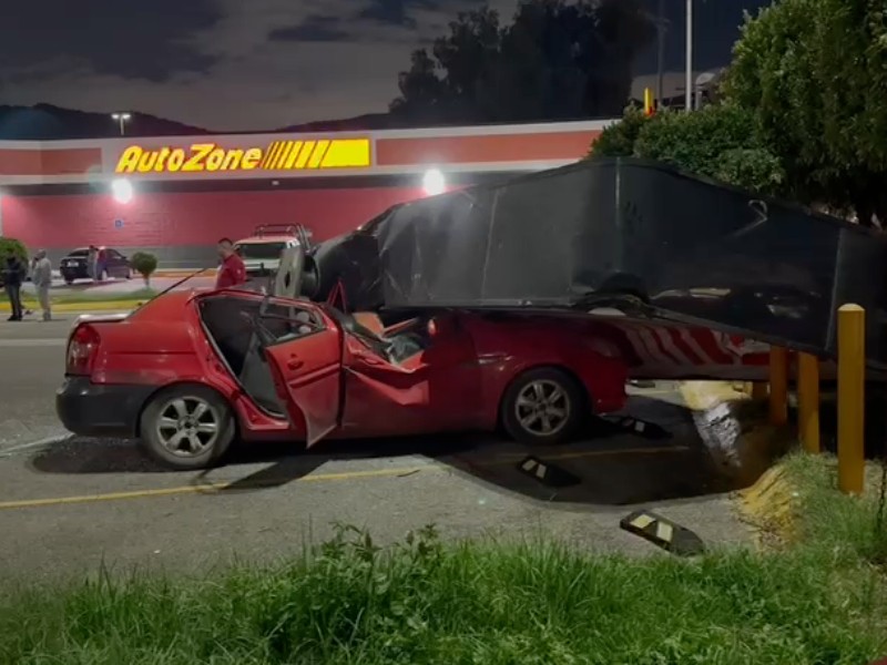 Espectacular aplasta vehículo en Coacalco