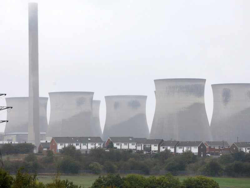 Espectacular demolición de una central eléctrica en Reino Unido