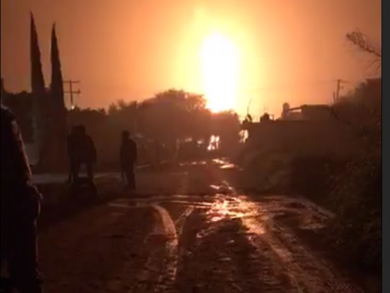 Espectacular incendio de ducto en Villagrán