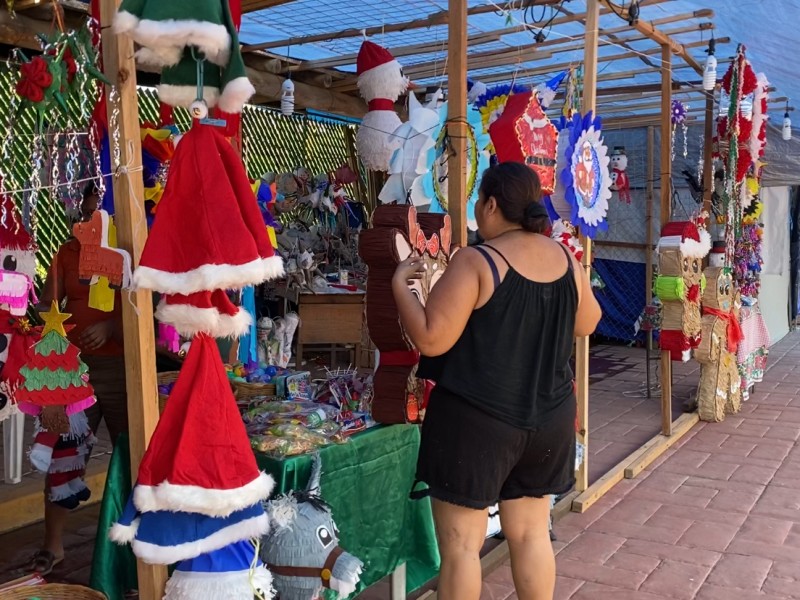Esperan buenas ventas comerciantes del tianguis navideño