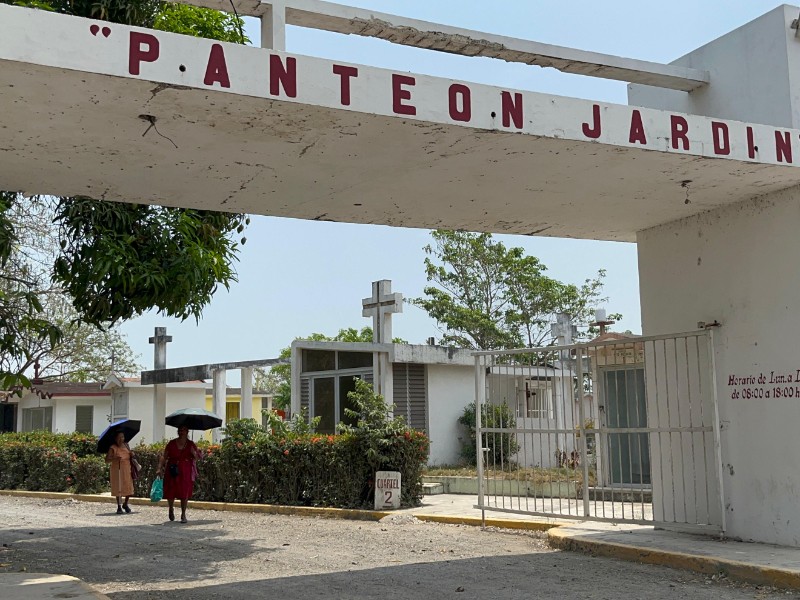 Esperan gran afluencia en panteones de Tuxpan este 10 de mayo
