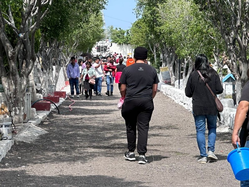 Esperan más de 100 visitantes en panteones de la capital