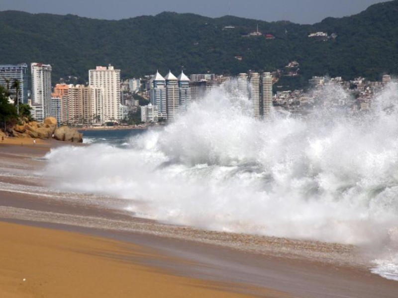 Esperan olas de hasta 2.4 metros por mar de fondo