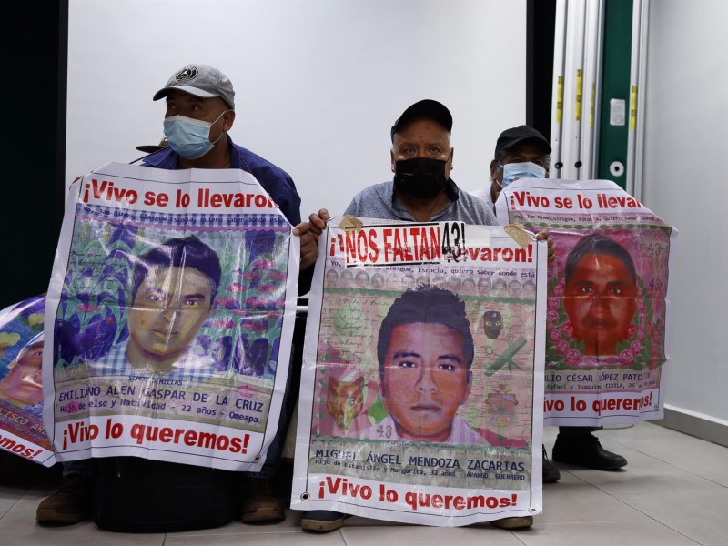 Esperan padres de Ayotzinapa resultados de pruebas Covaj