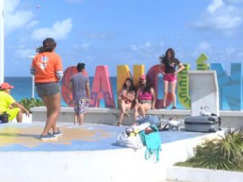 Esperan pruebas COVID de estudiantes que viajaron a Cancún