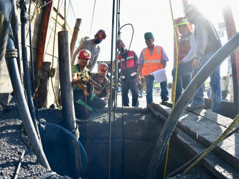 Esperan que mineros hayan encontrado burbuja de aire