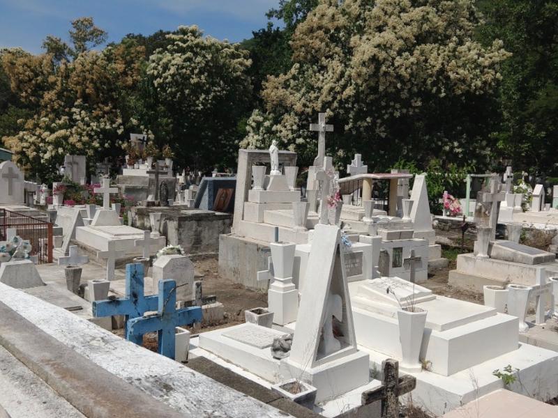 Esperan siete mil visitantes en panteones de Zihuatanejo por Día de Muertos