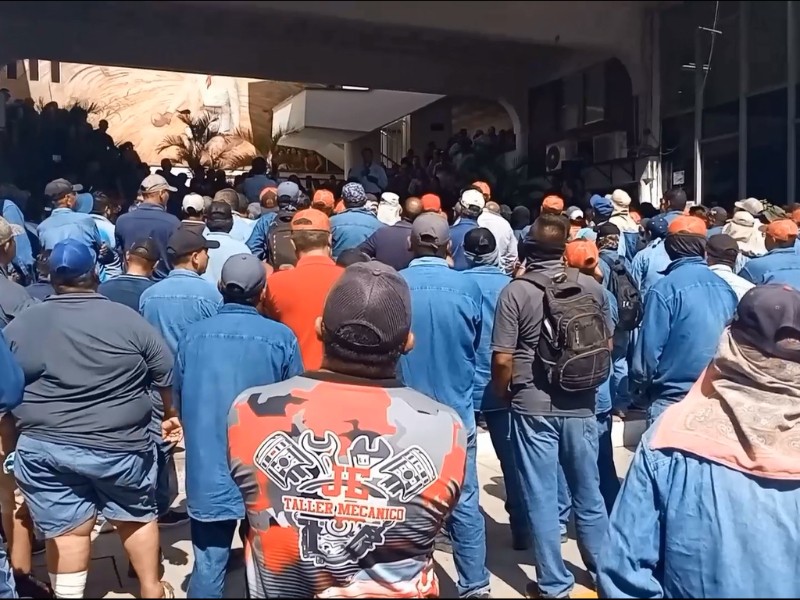 Esperan trabajadores cesados respuesta del Ayuntamiento de Navojoa