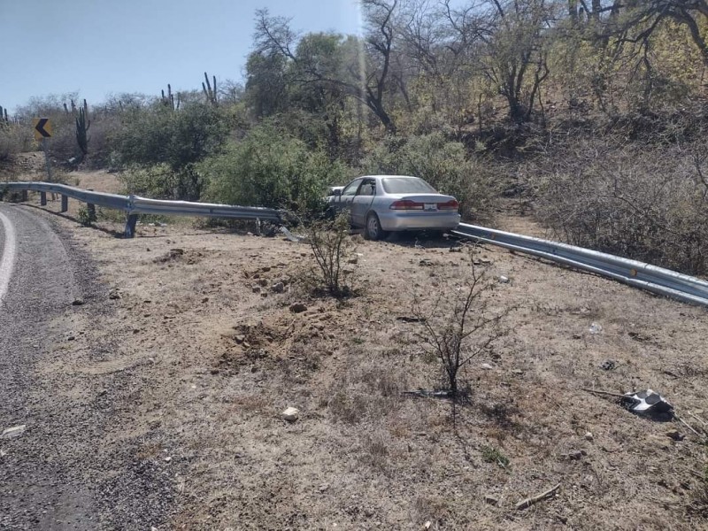 Esquiva ganado y choca contra objeto fijo