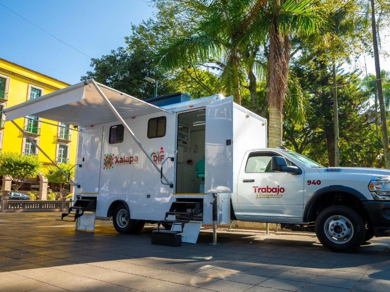 Está camioneta lleva servicios de salud gratuitos a distintas colonias de Xalapa