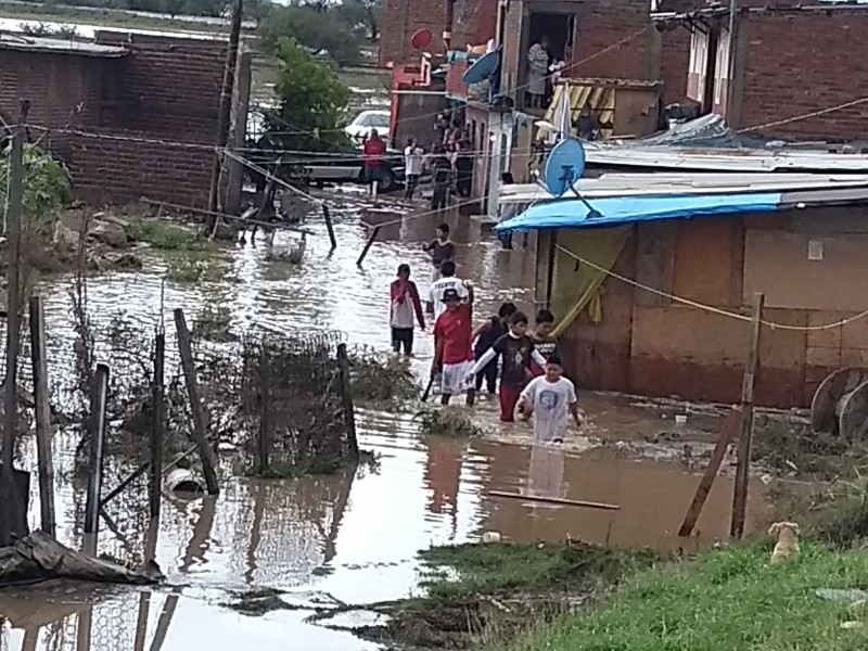 Está inundada la comunidad Acapulquito, en Silao