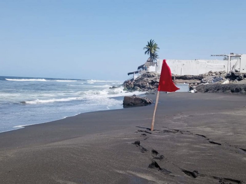 Establecen bandera roja en playa El Real por alto oleaje