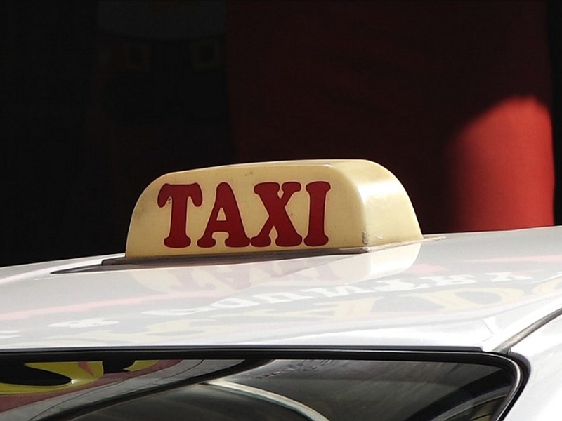 Establecida en 45 pesos la tarifa del servicio de taxi