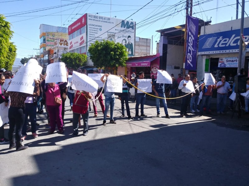 Establecidos se manifiestan en contra de comerciantes ambulantes