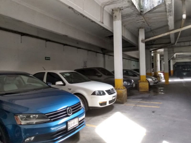 Estacionamiento piratas son inseguros en Toluca