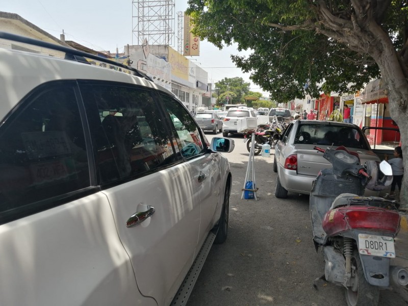 Estacionamientos en doble fila, práctica común que afecta tránsito vehicular