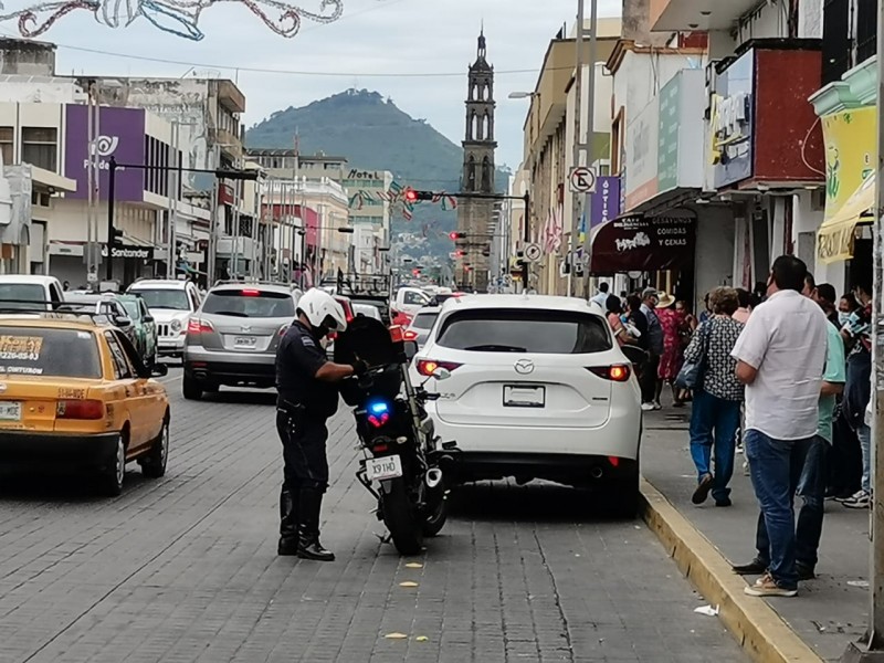 Estacionarse en zona prohibida, principal multa en Tepic