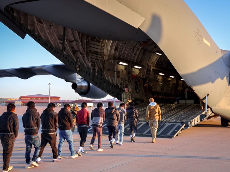 Estados Unidos deporta a más de 324 mil migrantes en 2025