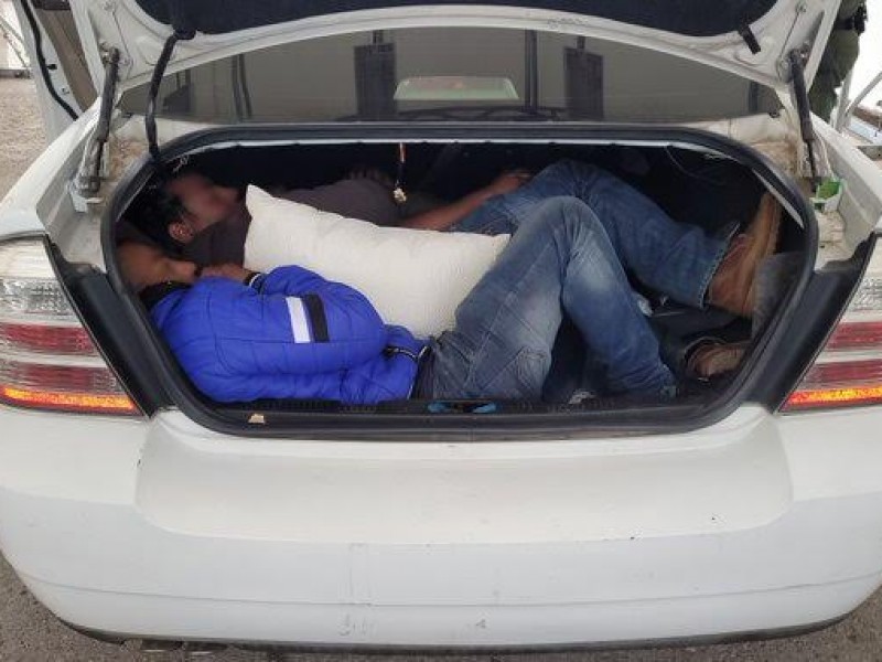 Estadounidenses transportaban 3 personas en la cajuela de su auto