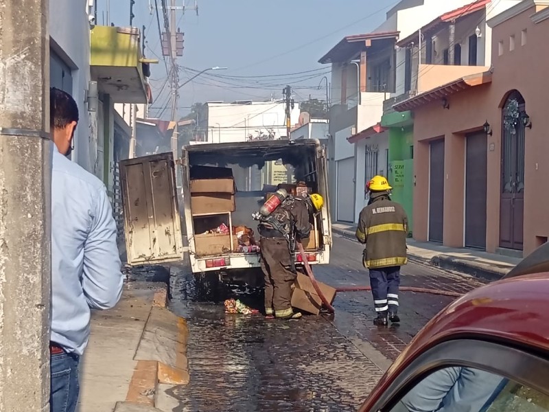 ¡Estallido causa alarma! Camioneta se incendia en jardín de Villa de Álvarez