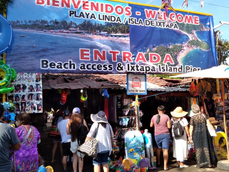 “Estamos vendiendo”, celebran comerciantes en playa Linda, Ixtapa