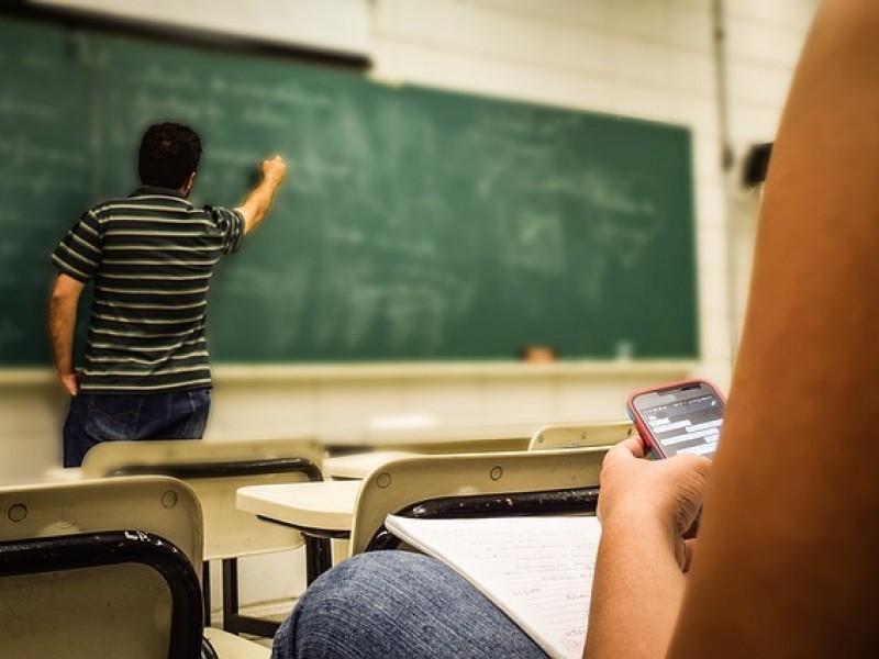 Estan evaluando limitar el uso de celulares en aulas