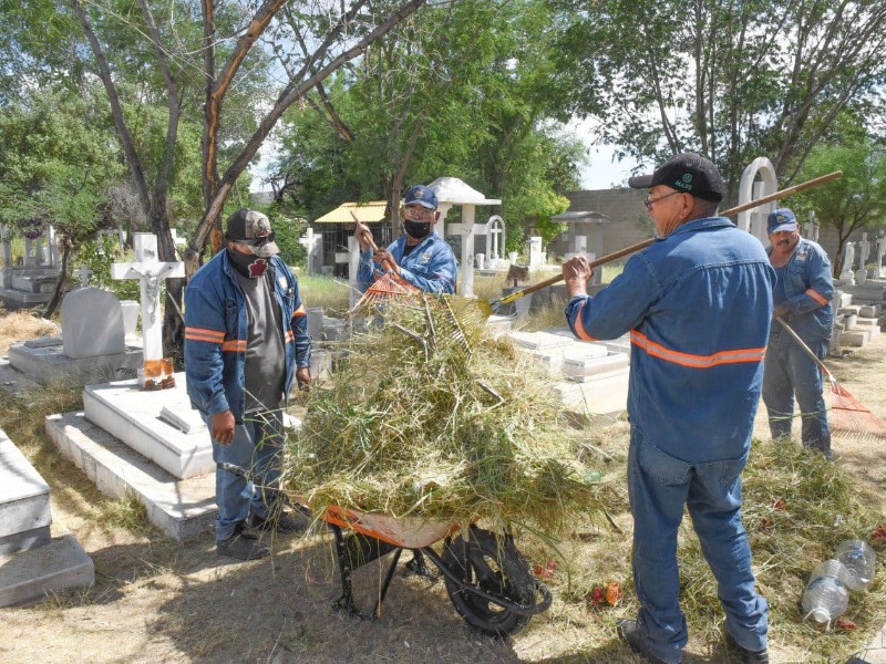 Están panteones libres de basura y maleza para el Día del Padre