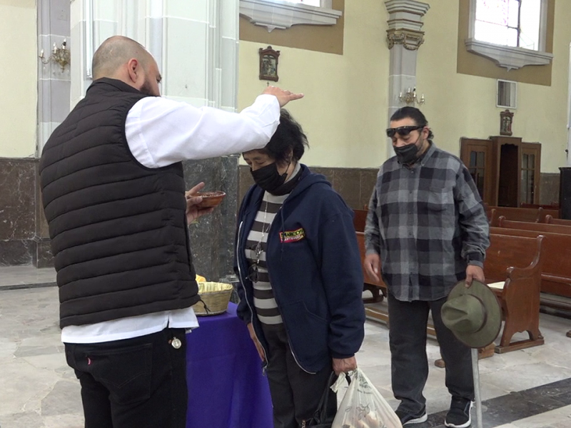 Este miércoles feligreses católicos recibieron la imposición de cenizas