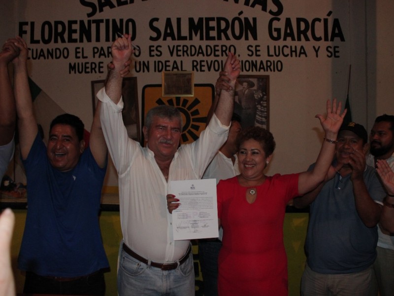 Esteban Cárdenas recibe acta de mayoría de votos