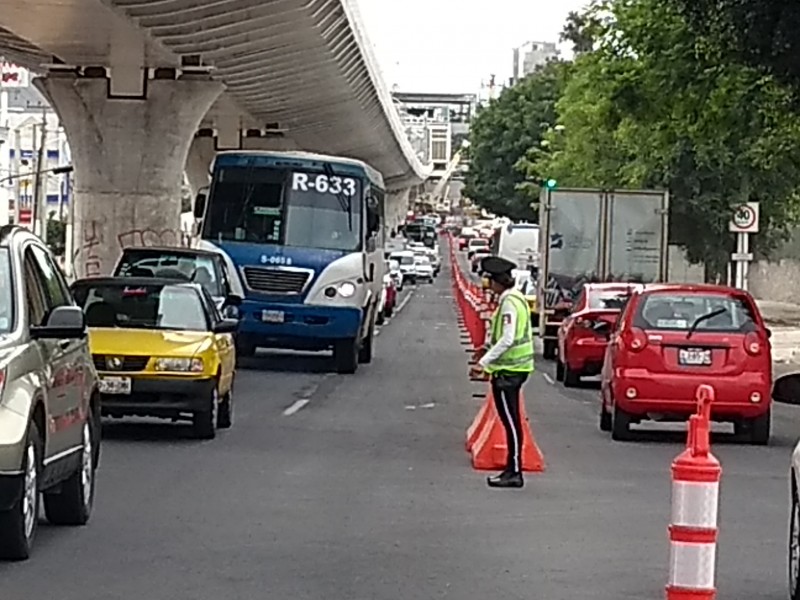 Estrangulan vialidad en Ávila Camacho por obras