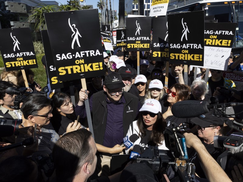 Estrellas de Hollywood proponen millonario pago para resolver huelga