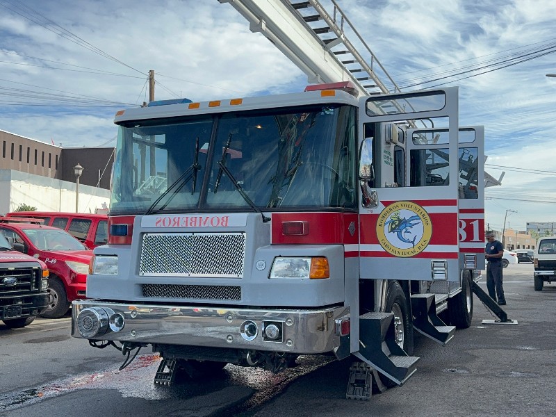Estrenan Bomberos de Cabo San Lucas unidad bombera; donada desde LasVegas