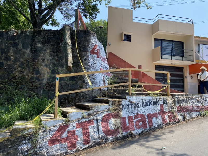 Estructura colapsa y obstruye paso en Luz del Barrio