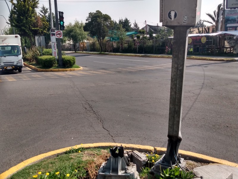 Estructuras dañadas en Avenida Tecnológico